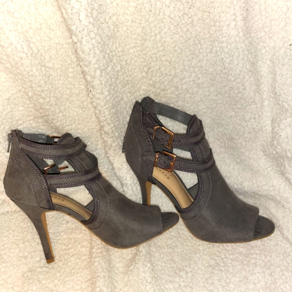 Grey high heels 👠